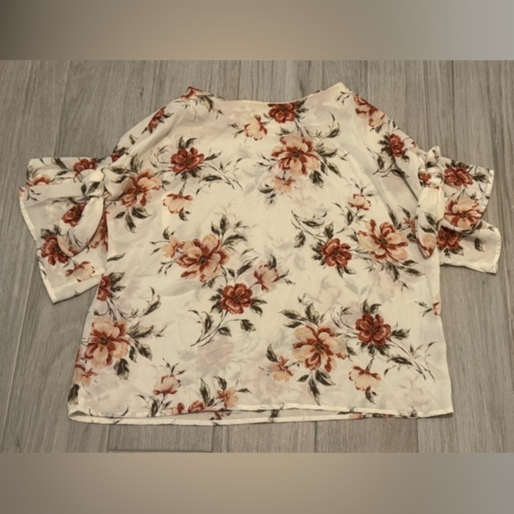 Floral Ruffle Sleeve Top - Picture 2 of 3